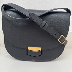CELINE Trotteur Crossbody Bag Grainy Leather in Medium in Excellent Condition